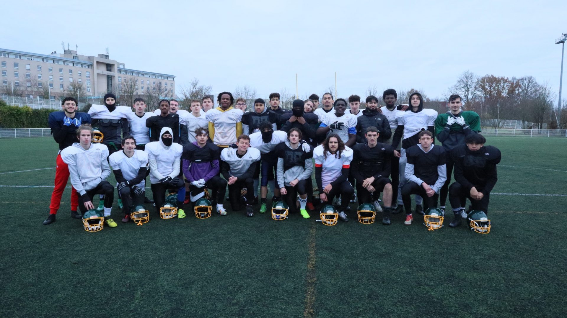 LES CAÏMANS, LE FOOTBALL AMÉRICAIN AU CŒUR ET AU CORPS Le Petit Sarthois