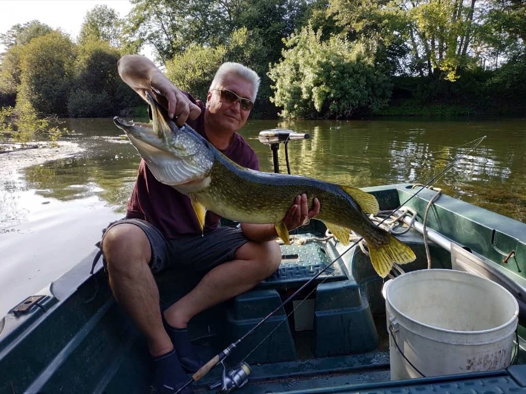 Jeff pêche un brochet de 103 centimètres dans la Sarthe